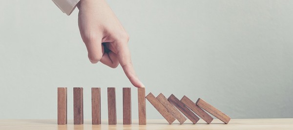 Finger stoppar brickor från att falla