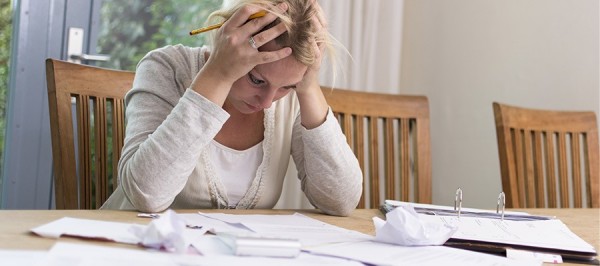 Tjej som har många skulder